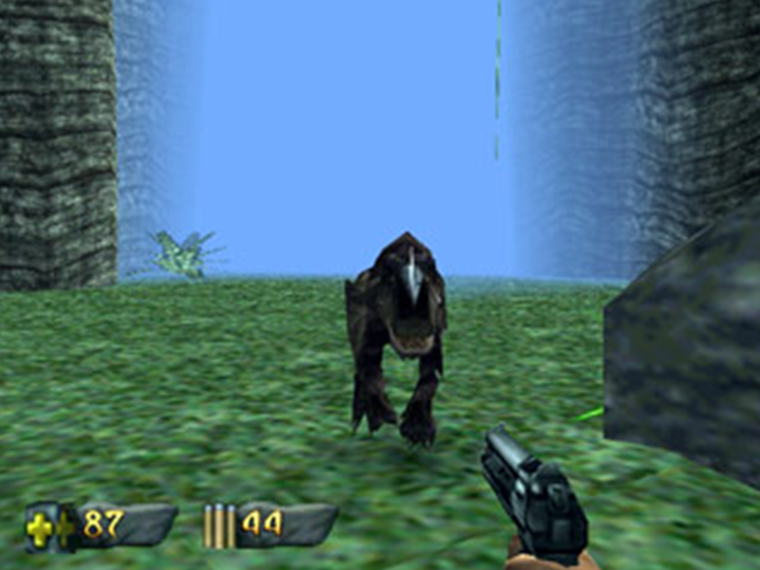 بازی Turok: Dinosaur hunter که چند ماه قبل از GoldenEye منتشر شد، فضای سه‌بعدی عالی به همراه محیط‌هایی خوش ساخت و البته مه بسیار، ارائه‌ی می‌کرد.