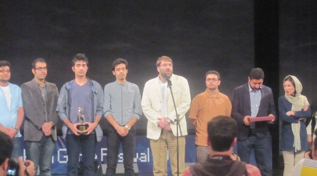 این هم عوامل بازی خروس جنگی. متین ایزدی اینجا هم هست. کلا پرچم بچه های دنیای بازی بالاست