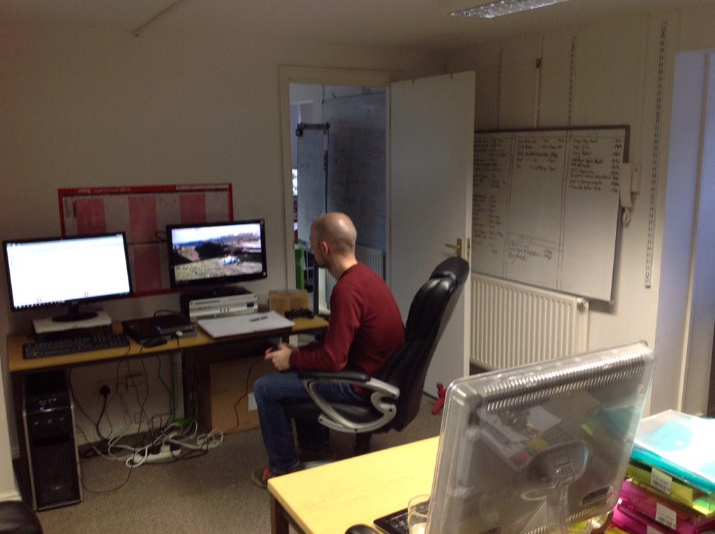 اتاق تولید، در اینجا میتوانید مدیر استودیو تام را مشاهده کنید که در حال تست بخشی از بازی است.