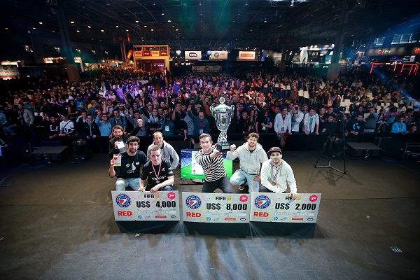 کیارش شکوهی نفر اول از سمت چپ