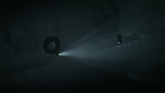 همانطور که می‌بینید درون زیردریایی در زیر آب وقت می‌گذراندم تا اینکه این موجود عجیب روبرویم ظاهر شد! خوب ظاهر این موجود را بخاطر بسپارید که در ادامه‌ی بازی حسابی روی اعصابتان راه می‌رود! این موجود عجیب، از نور بیزار است و تنها را مبارزه و دور کردن او، نور رو روشنایی است. اگر وسیله‌ی روشنایی ندارید، یا فرار کنید یا با آغوش باز به استقبال این موجود بروید!