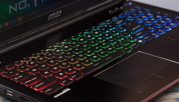 صفحه‌کلید مخصوص MSI که دارای چند رنگ متنوع در پس‌زمینه‌ی خودش است و تجربه‌ی بازی را رنگارنگ‌تر از آنچه هست می‌کند.