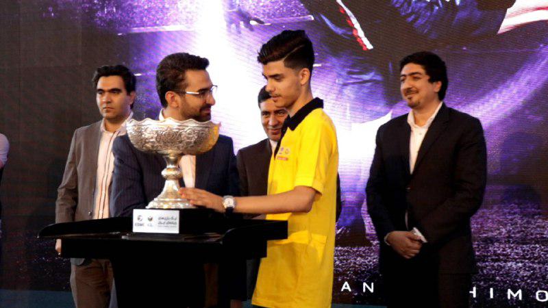 وزیر ارتباطات کاپ قهرمانی را به قهرمان رشته PES ایران اهدا کرد