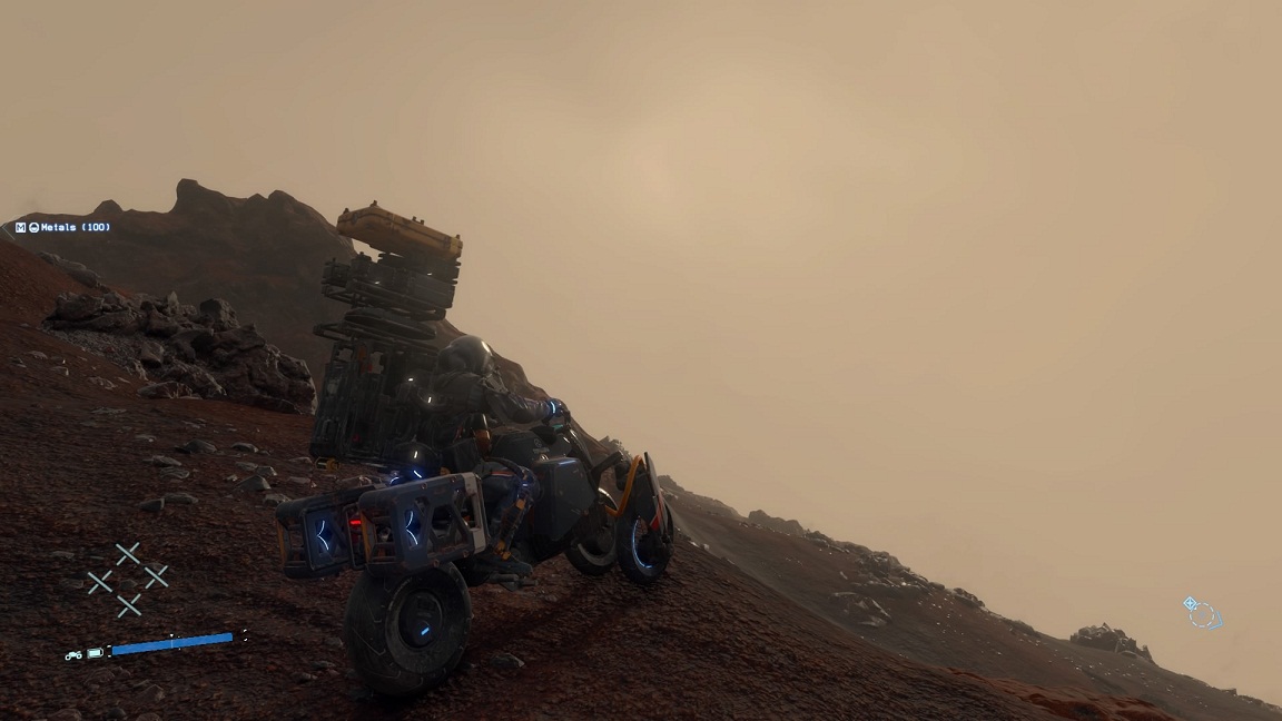 بررسی بازی دث استرندینگ - وسایل نقلیه مثل موتور و مینی کامیون‌ها در بازی وجود دارند. یکی از ویژگی‌های آنلاین بازی کردن این است که می‌توانیم وسایل نقلیه خود را با دیگران در گاراژ به استراک گذاشته و از آنها استفاده کنیم.