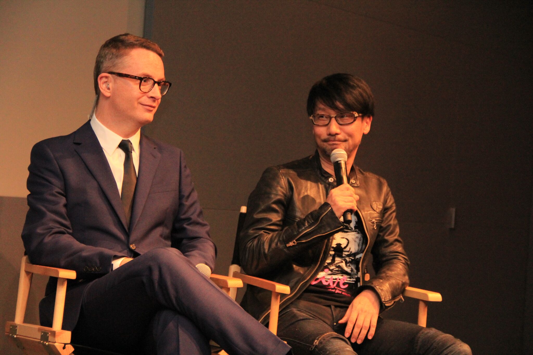 کوجیما به پروژه جدیدش اشاره می‌کند