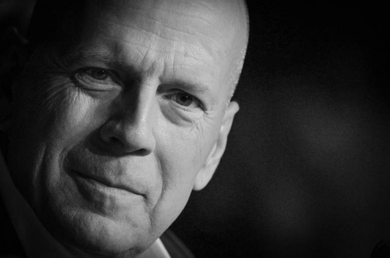 بروس ویلیس به عنوان بازیگر اصلی فیلم Cosmic Sin انتخاب شد