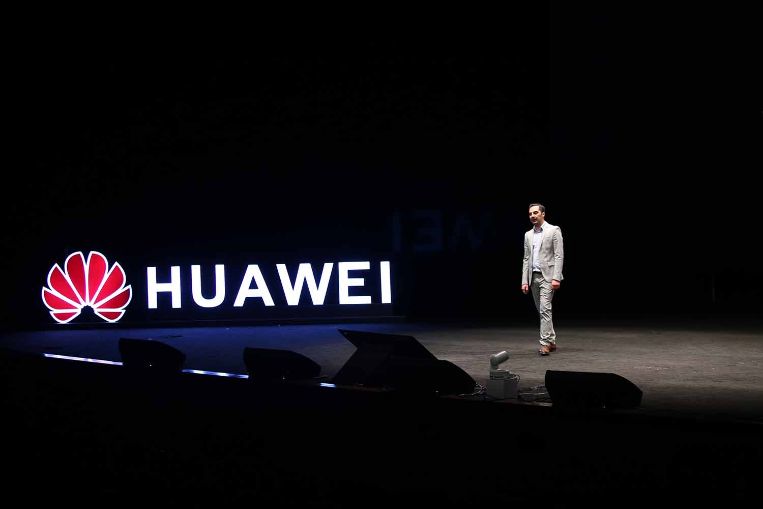 Huawei MateBook, شرکت هوآوی (Huawei)