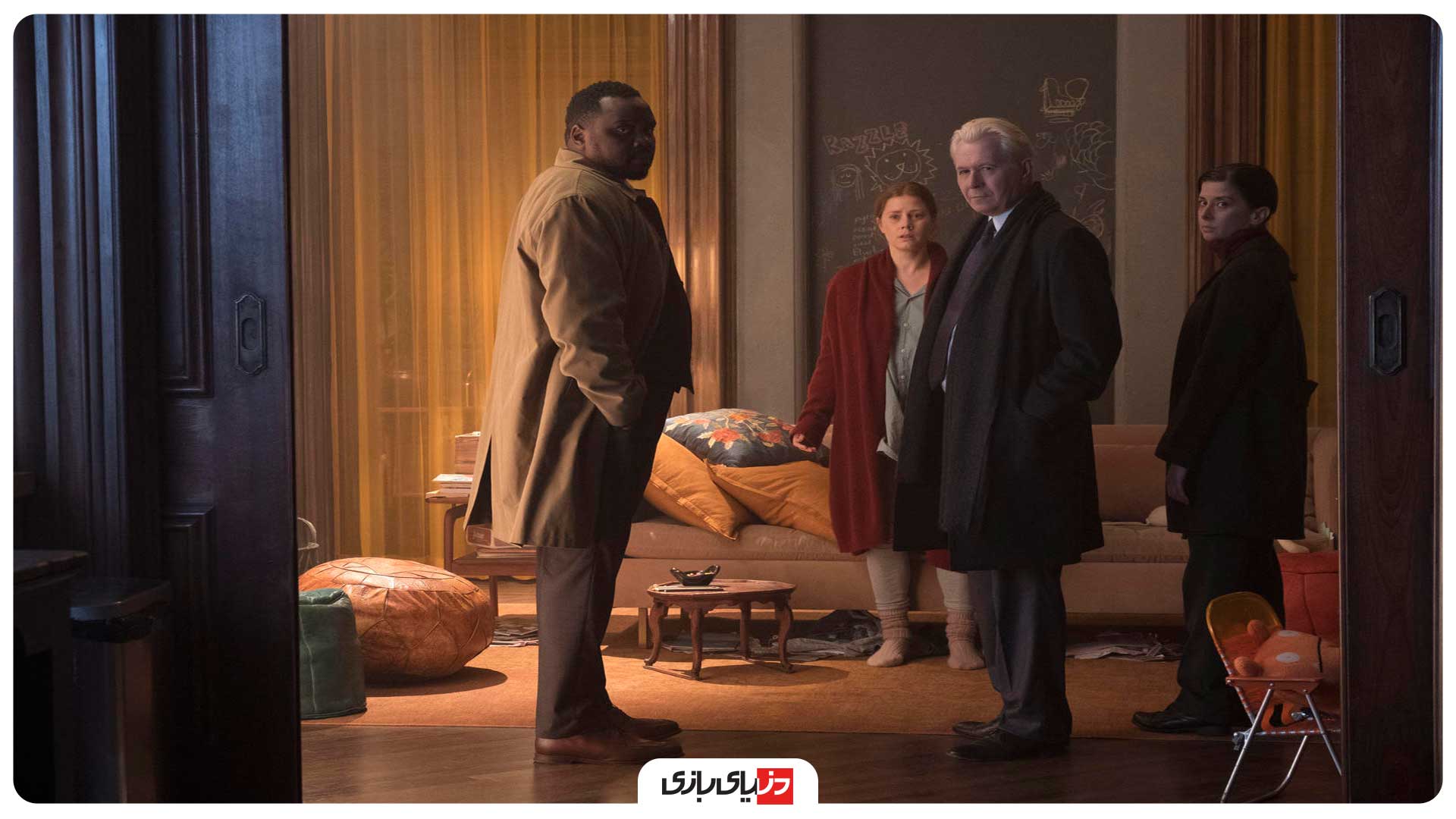 زنی پشت پنجره